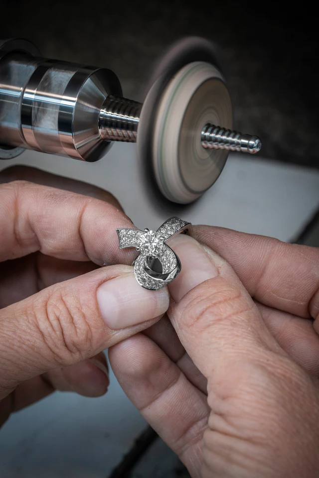 ヴァン クリーフ＆アーペル ブークル ソリティアのブラシ研磨