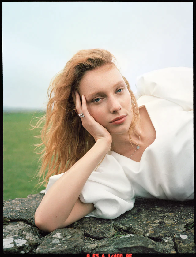 クチュールに着想を得たヴァン クリーフ＆アーペル、ブークル ソリティアがパーマネント コレクションとして永遠の輝きへ