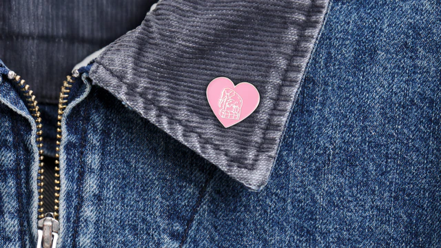 グローブ・トロッターのバレンタインギフト、ハート型レザーチャームが添う特別ピンバッジキャンペーン