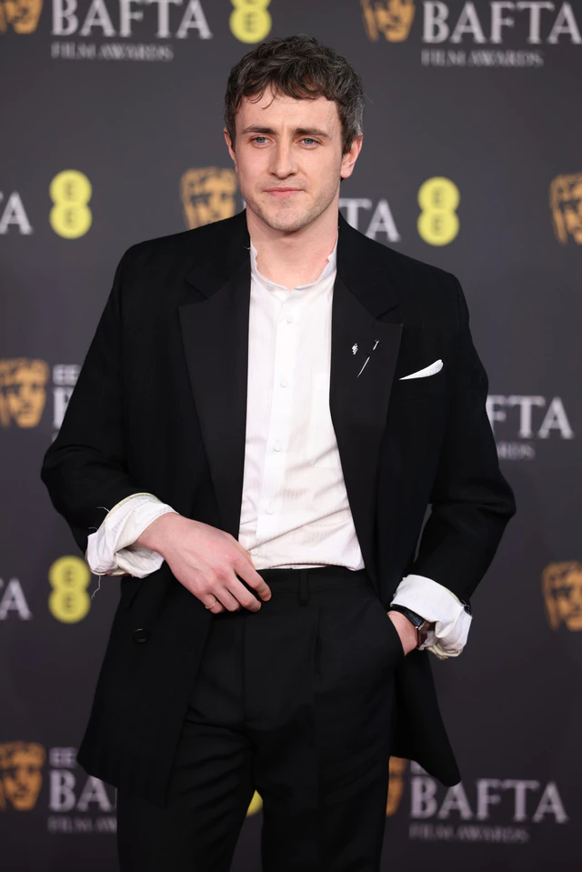 カルティエのタンク バスキュラント、「アン エキリーブル」とともに輝くポール・メスカル