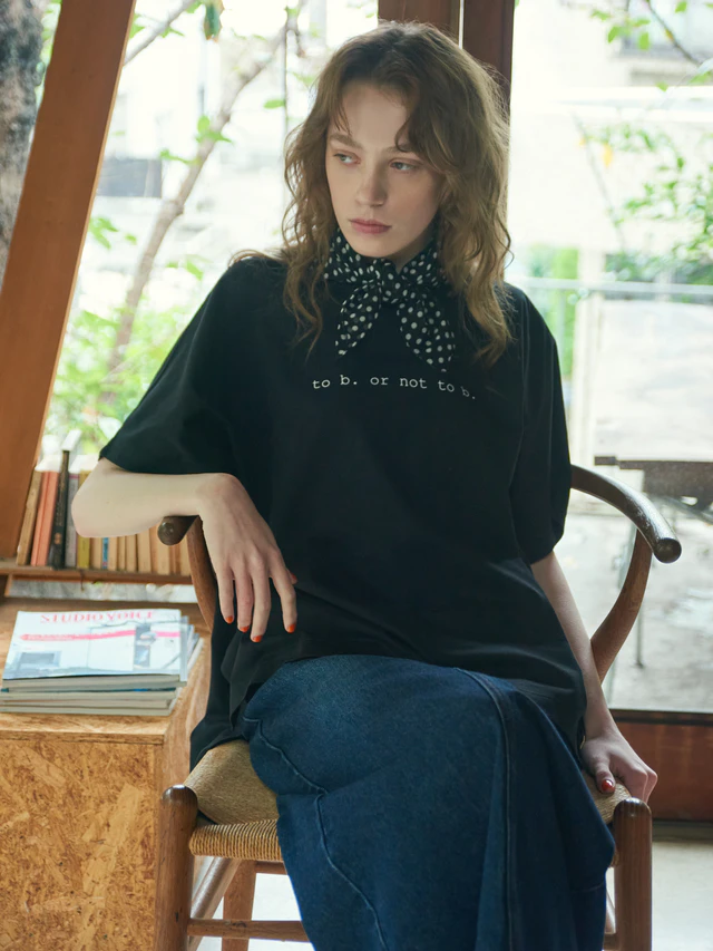 NEEDBY heritageとアニエスベーのトゥービーライン、クラフトマンシップ香るデニムとTシャツのコラボレーションルック