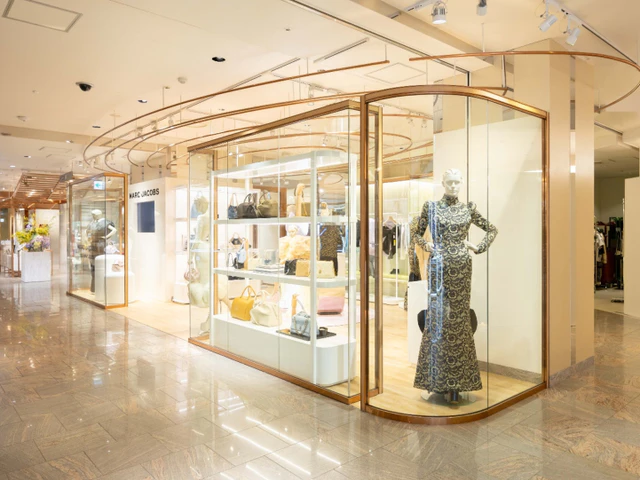 マーク ジェイコブスの世界観を体感、RUNWAY 2026コレクションや最新バッグがそろうポップアップが伊勢丹新宿店で開催