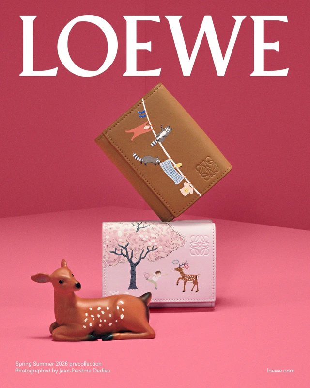 ロエベ×スナ・フジタ、シカとアライグマが春を祝うカプセルコレクション、ブロッサムピンクとモカが彩るレザー小物たち