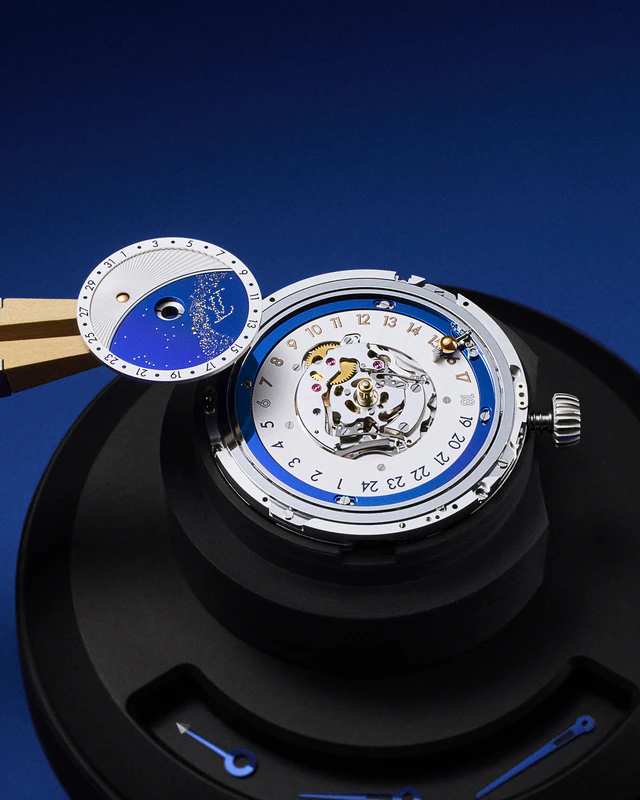 蒸気機関車と熱気球のジオラマが回転する、ルイ・ヴィトン×ドゥ・ベトゥーン「LVDB-03」クロックのシアトリカルな世界