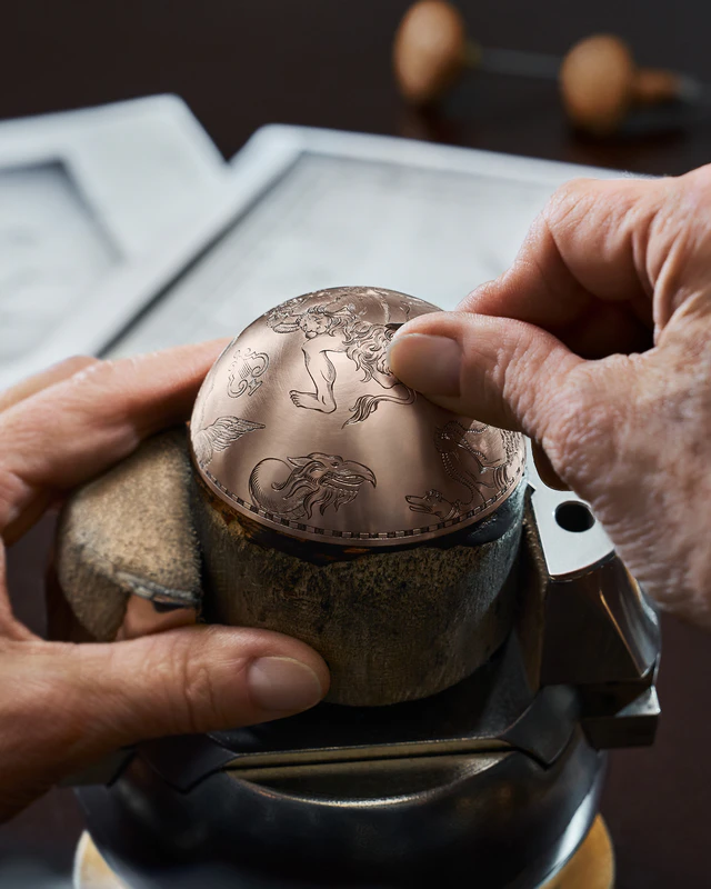 ルイ・ヴィトンとドゥ・ベトゥーン、18世紀ブレゲのサンパティークを継承する「LVDB-03」マスタークロックの技術とロマン