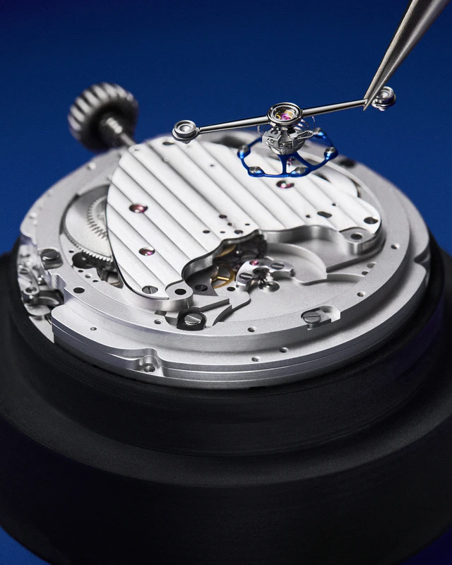 タンブールコードと天の川が出会う「LVDB-03 LOUIS VARIUS」、ルイ・ヴィトンとドゥ・ベトゥーンが描く時の物語