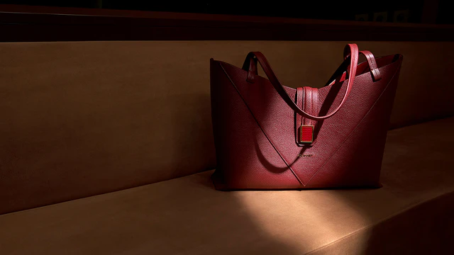 デュポン「VICTORIA」誕生、トライアングルモチーフで描く「ヴィクトリア トート」、現代のワークスタイルに寄り添う新提案