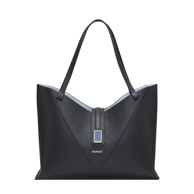 デュポンの新章「VICTORIA」、ライター由来のクラスプが光る「ヴィクトリア トート」、14インチPC対応の端正な佇まい