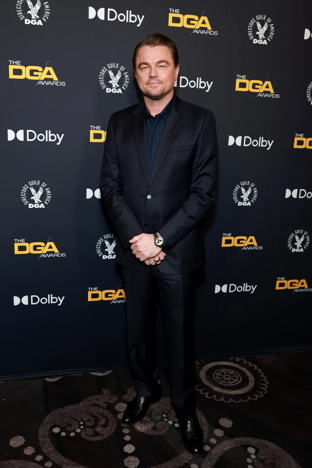 第78回全米監督協会賞授賞式、レオナルド・ディカプリオがディオールのネイビースーツとダービーシューズで登場