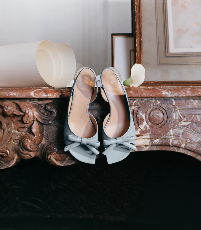 ディオール2026年春夏ボウライン、バッグとシューズ、ヘッドウェアでリボンモチーフをまとう最新スタイル