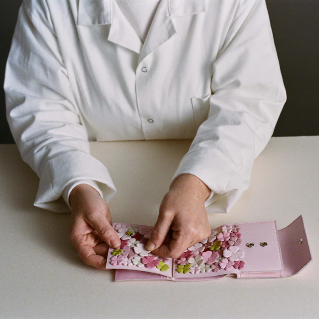 ディオール、日本限定スモールレザーで春のラッキーデーを祝う、四つ葉クローバーとレディディオールのウォレット特集