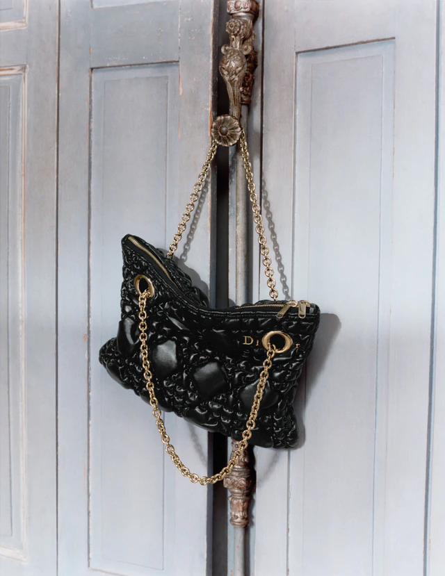 ディオール クランチー、カナージュモチーフとセミグロスレザーが奏でる新時代アイコンバッグ