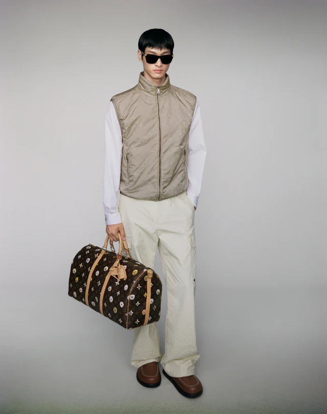ルイ・ヴィトンの2026メンズ スプリング・コレクション、境界を曖昧にするハイブリッドなフォーマルと多彩な色彩の世界