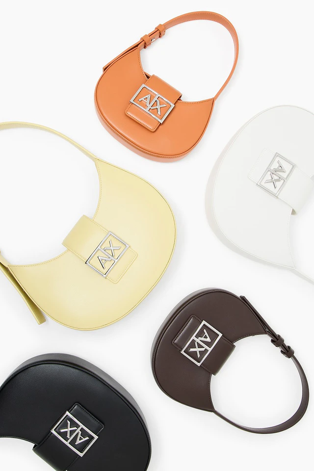 アルマーニのA|Xが提案するHOBOバッグ、新作コレクションでかなえるモダン＆レトロなハーフムーンシルエット