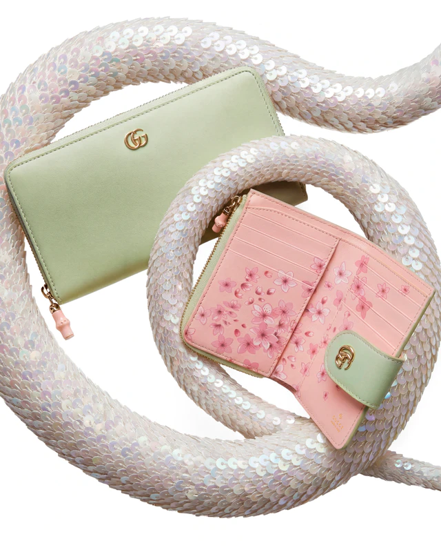グッチ、日本限定「桜」とラッキーモチーフが彩るスモールレザーグッズ、2026年春のスペシャルセレクション