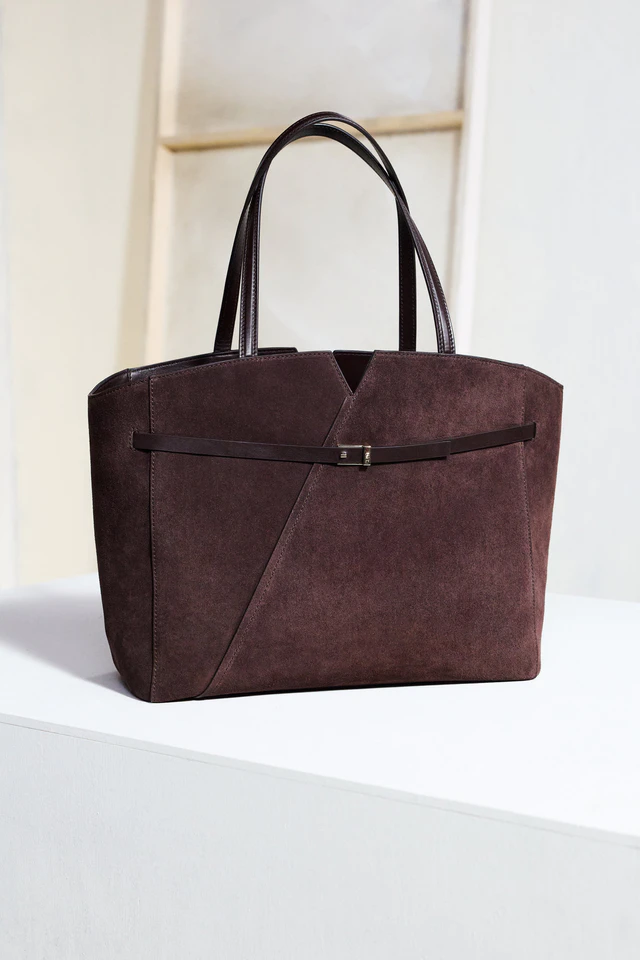 BOSS「リヴァース バッグ」、パミスとブラックが導くミニマルで力強いデイリーアイコン