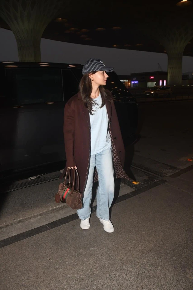 インド映画スター、アーリヤー・バットが魅せるムンバイ空港スタイル、グッチのコートと「グッチ ボルセット」に注目