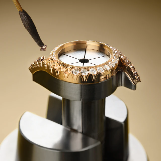 ピアジェ「ライムライト ガラ」、デコ パレス装飾とコニャックダイヤモンドで再解釈されるゴールドの魅力