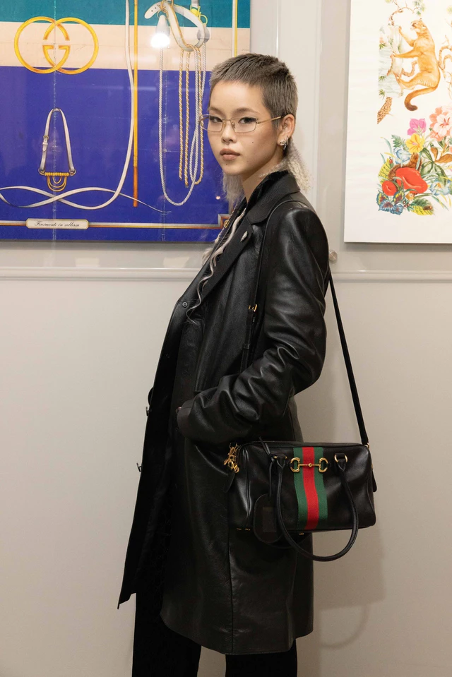 デムナ初のグッチショーに登場するCOCONA、ミラノに渡航したGucci Primaveraルックとブラックレザースタイル