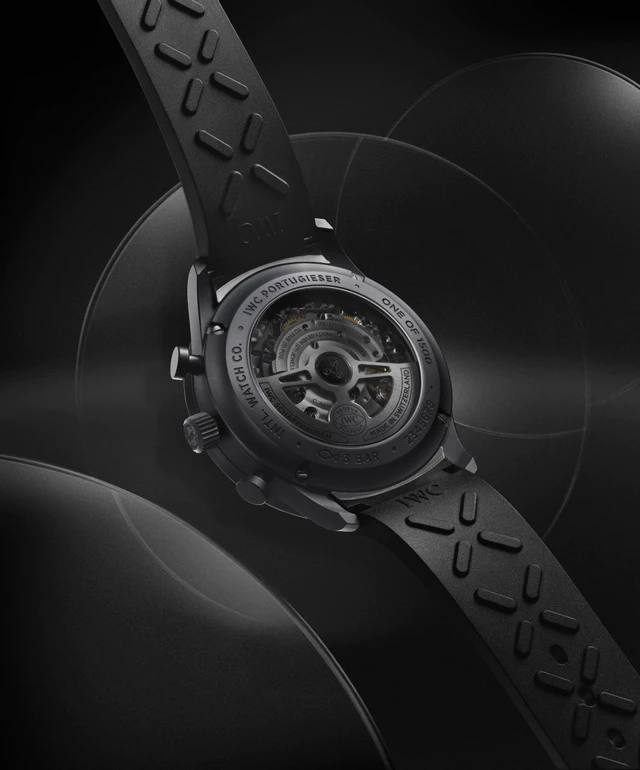 IWCシャフハウゼン最新作、セラタニウム®で纏った「ポルトギーゼ・クロノグラフ」が放つ静謐なオールブラックの世界