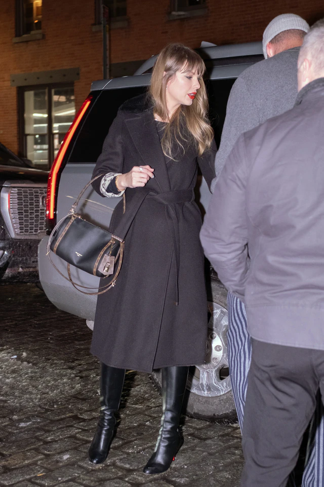 ニューヨークの街角でキャッチ、テイラー・スウィフトの装いを完成させるルイ・ヴィトンのアイコンバッグの魅力