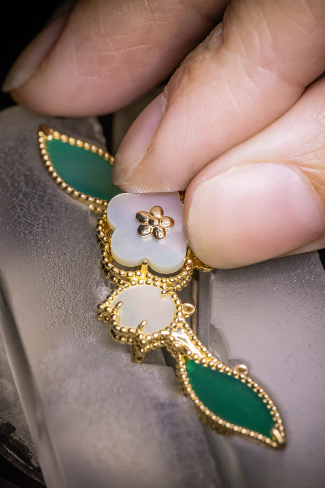 ヴァン クリーフ＆アーペル クリップにホワイト マザーオブパールのモチーフを配置