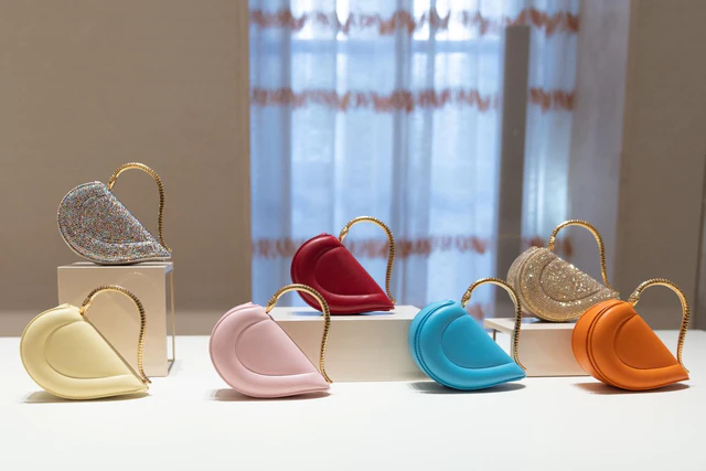 伝統をアイコンへと昇華させるブルガリの最新コレクション、宝石を思わせる温かな色彩と卓越した職人技、セルペンティ、クオリチーノが奏でる音楽とレザーが融合した未知なる感動