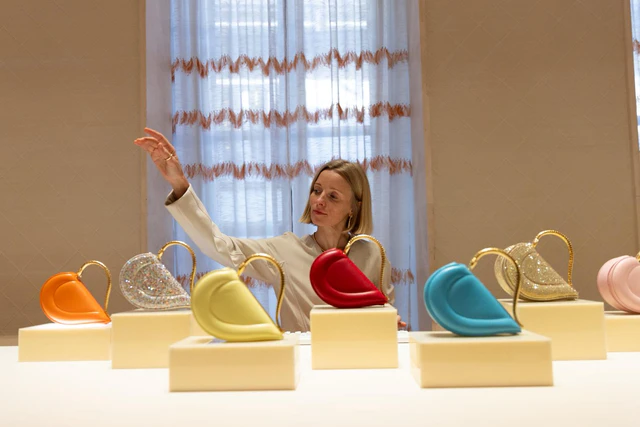 ジュエリーのコードをバッグへと注ぎ込むブルガリの美学、2026年秋冬コレクションで見せた不朽のスタイルと現代的感性の調和、装いを格上げするアイウェアと新作レザーの輝き