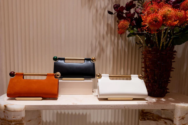 ブルガリ、2026年秋冬レザーグッズの舞台はミラノ、新作、トゥボガス、スフィアの彫刻美とセルペンティの情熱、触れることで音を紡ぐアートな試みが導く次世代のラグジュアリー