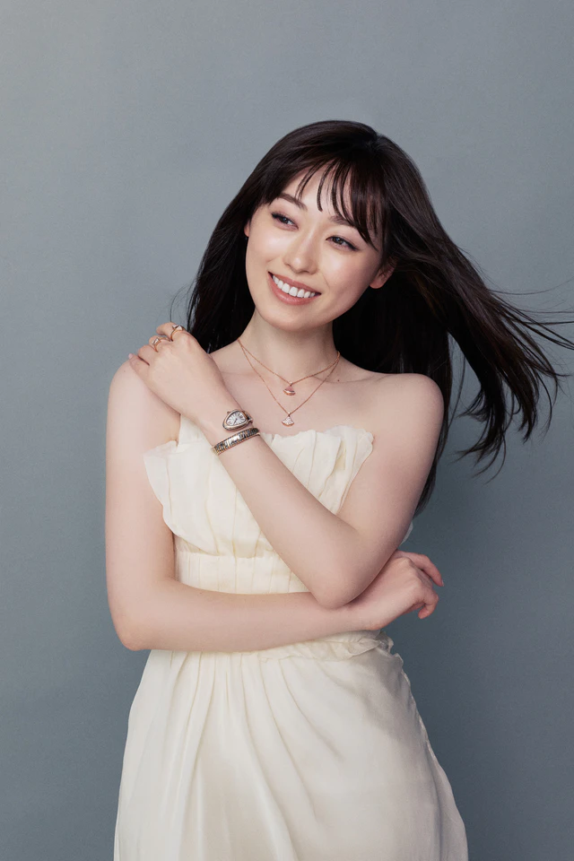 福原遥がブルガリのファミリーへ、時代を象徴するヒロインが纏う、ローマの太陽のような煌めき