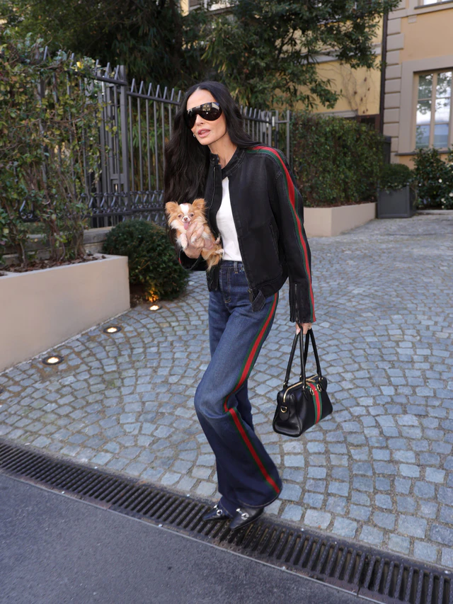 伝統のウェブ ストライプが輝く瞬間、デミ・ムーアが選んだグッチの新作ボストンバッグに注目