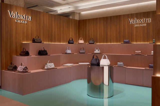 ヴァレクストラ 銀座三越 ポップ アップ ストア イタリアの広場のような開放的な空間が広がる