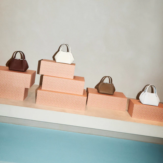 ミラノの感性と伝統が融合する、ヴァレクストラAW26コレクションが示す唯一無二の存在感