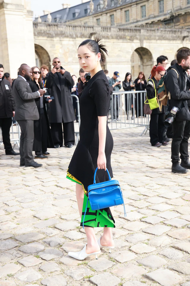 中野有紗がロエベの2026秋冬コレクションに来場、ヴァンセンヌ城で放たれるモダンな輝き