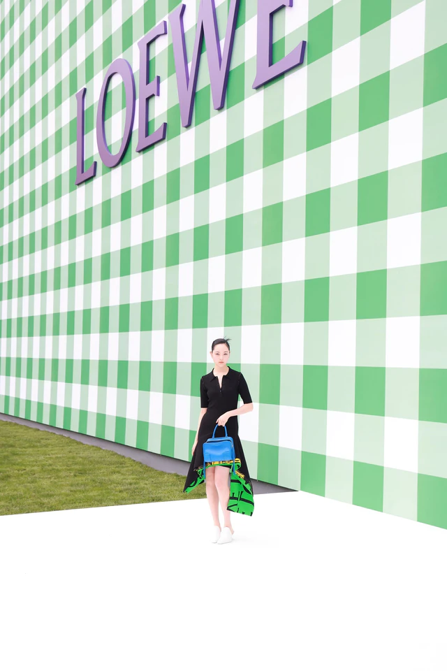 中野有紗が纏うロエベの美学、2026秋冬ランウェイで見せたアーカイブと現代の鮮烈な融合