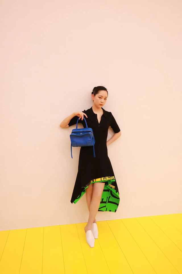 パリ東部の古城に集うファッショニスタ、中野有紗が体現するロエベの革新的なスタイル