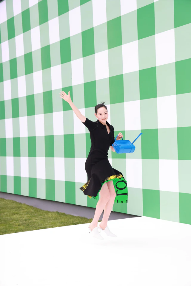 ロエベが描く2026秋冬の幻想的なランウェイ、中野有紗が纏うアシンメトリーな美学の余韻