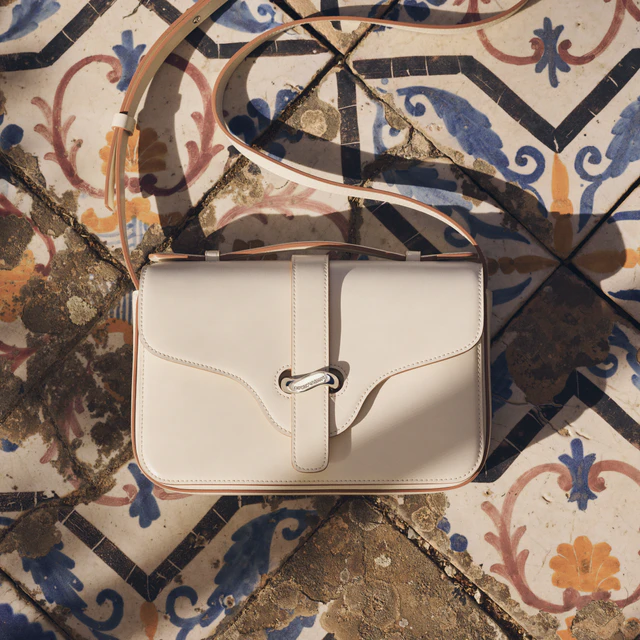 エンポリオ アルマーニの春夏新作バッグ、ミニマルな造形美が日常に洗練の息吹を吹き込む