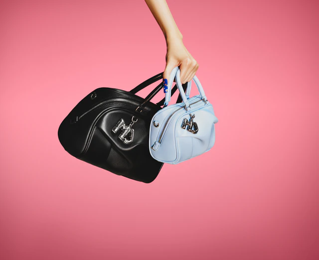 モダンな造形美を日常に、マーク ジェイコブスの最新バッグ、ザ ウェーブが全4色でデビュー