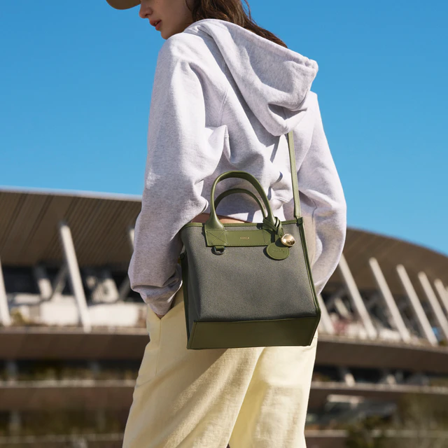 ミラノの静謐な街並みが息づくフルラの最新作、フルラ ディバイド イットが教える真の洗練と美学