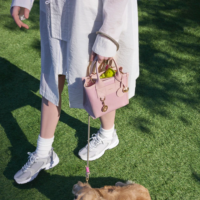 イタリアンメイドの矜持を宿した新作バッグ、フルラ ディバイド イットが彩る現代女性の自由な日常