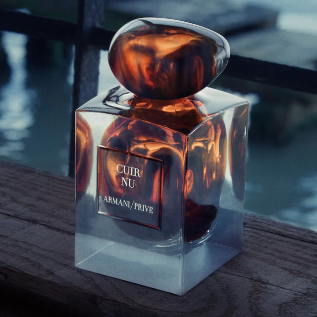 【美品】GIORGIO ARMANI ボルゴヌオーヴォ21 高級ライン　L相当 アルマーニ ビューティ 究極の香りとヴェネツィアン グラスの競演