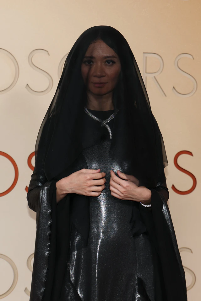 第98回アカデミー賞授賞式でブルガリのジュエリーを纏うクロエ・ジャオ