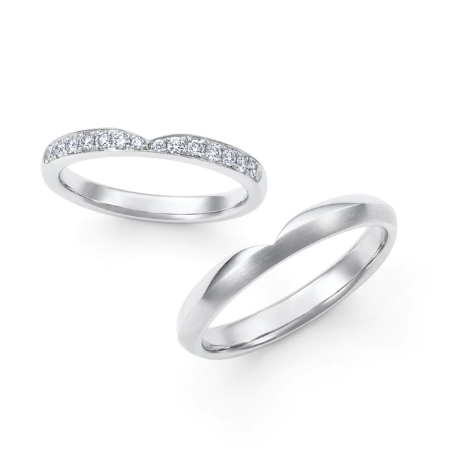 ロイヤル・アッシャー WRB080（上）価格：253,000円(税込) 幅約2.3mm 14pcs計0.16ct　WRA070（下）価格：181,500円(税込) 幅約3.2mm