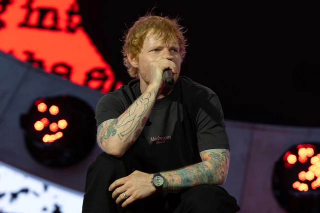 漆黒の輝きを放つIWCの最新作、エド・シーランのステージを支えたポルトギーゼ・クロノグラフ・セラタニウム