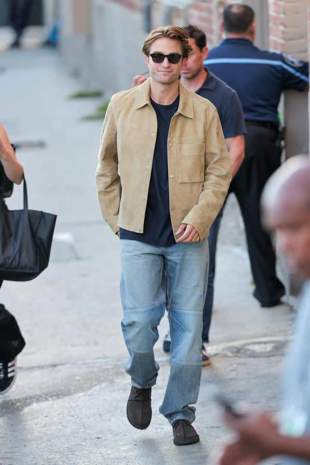 伝統と革新の融合、ロバート、パティンソンによるディオールの気負わないオーバーシャツ姿