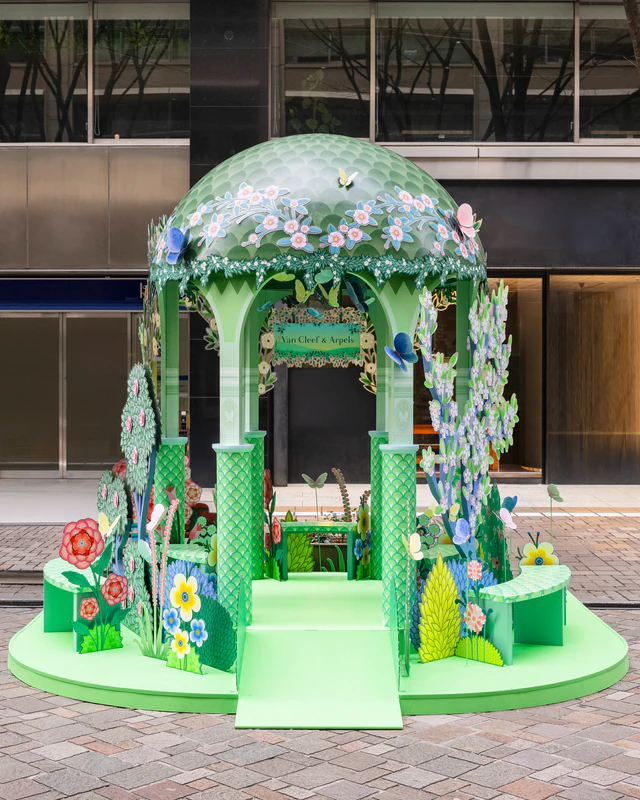 シャルロット・ガストーの色彩が躍る丸の内、ヴァン クリーフ＆アーペルが贈る没入型イベント
