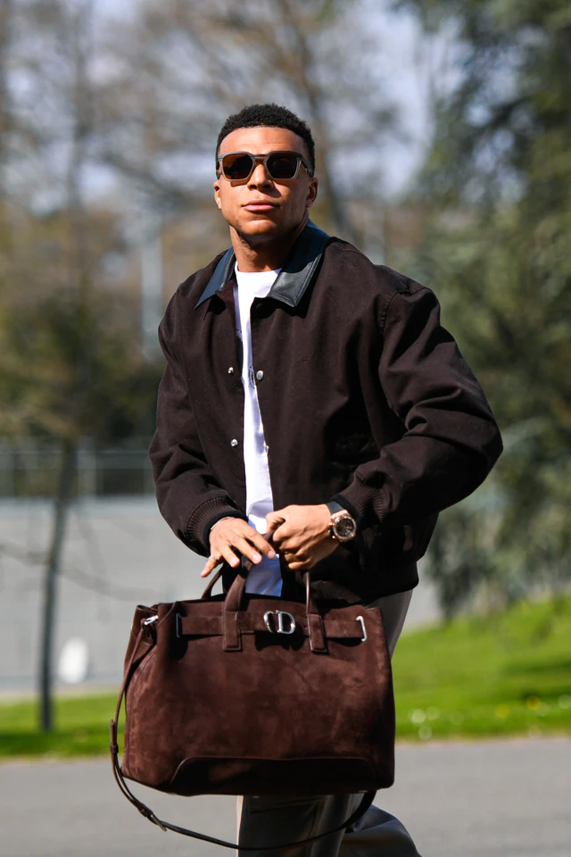 キリアン・エムバペが体現するディオールの品格、レザーカラーが光る最新スタイル