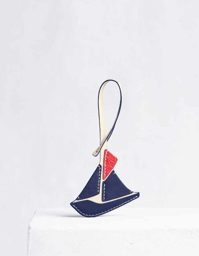 カミーユ・フォルネ　チャーム ボート 素材：カーフ / ヴォーリス 付属：アリゲーター　カラー：ブルー　