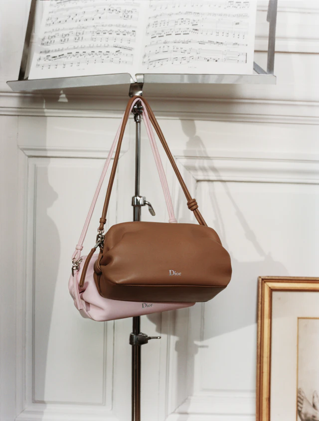 ディオールが贈る2026年春夏新作、遊び心溢れるボウ、ポーチと幸運を運ぶバケットバッグの誘惑